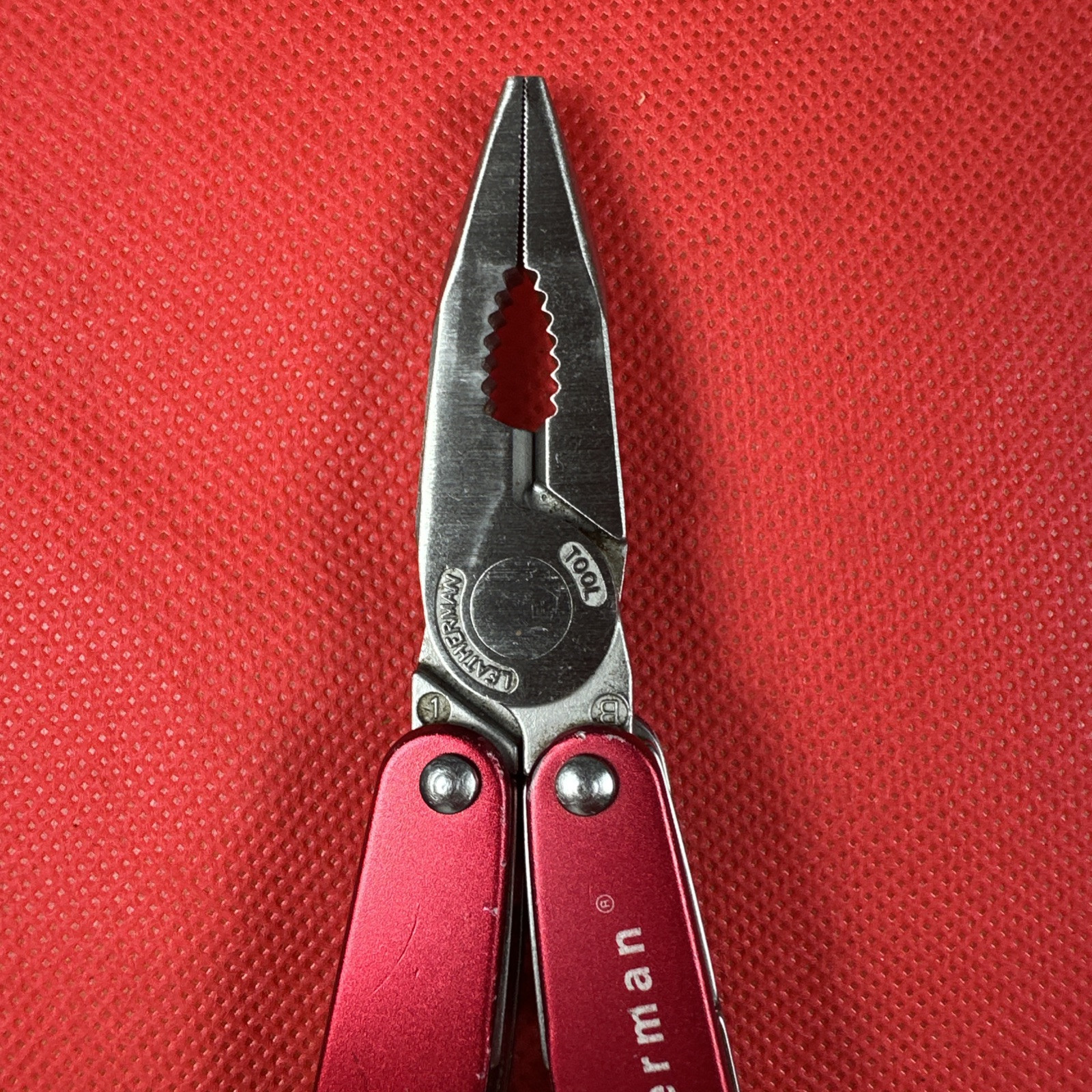 Retired Red Gen 1 Pat pending Leatherman Juice C2 Multitool + pouch.