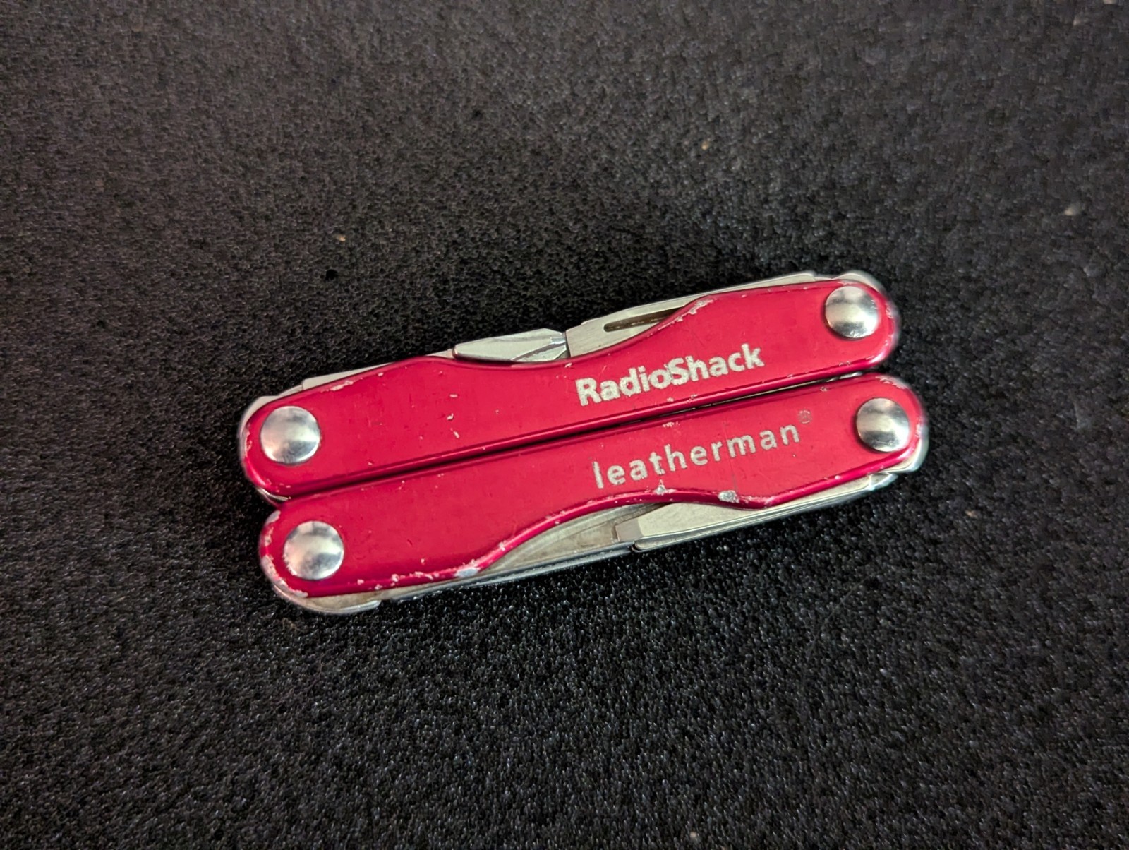 LEATHERMAN SQUIRT E4 RADIOSHACK RED MULTI-TOOL: LIGHTLY USED: DISCONTINUED