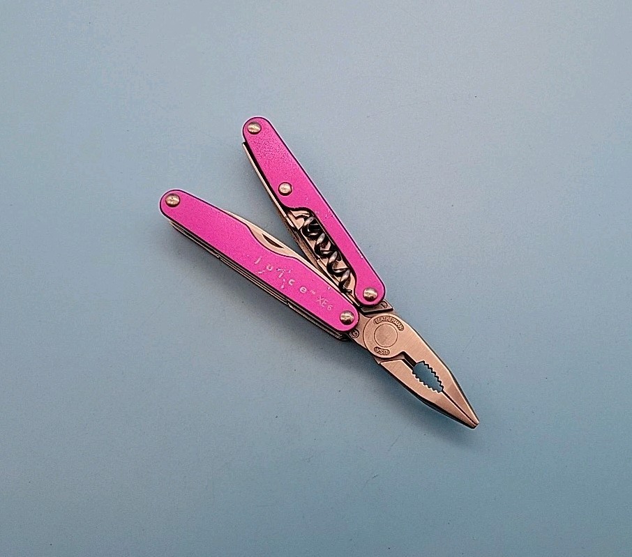 Leatherman JUICE XE6 Multi-Tool – Dated 0701 – Purple – Knife, Pliers – RETIRED