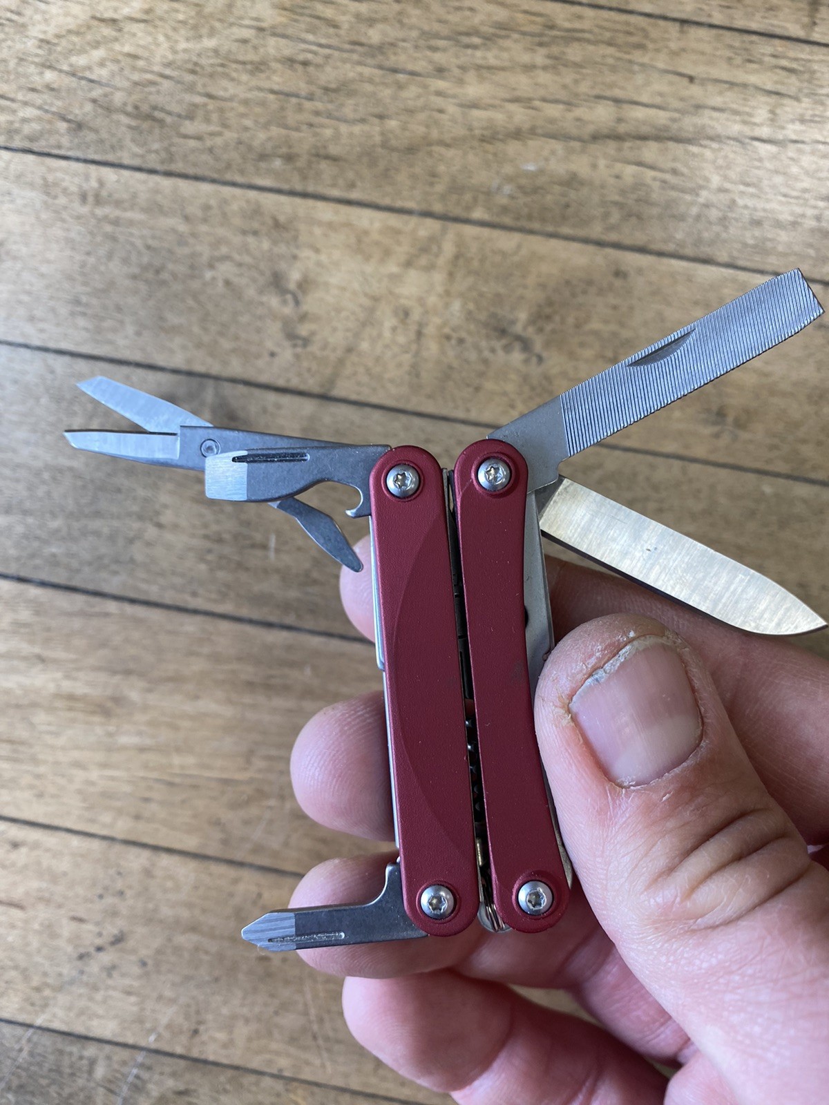 Leatherman Squirt ES4 Multi-Tool, Knife, Wire Strippers, Red – Canon – Exc B