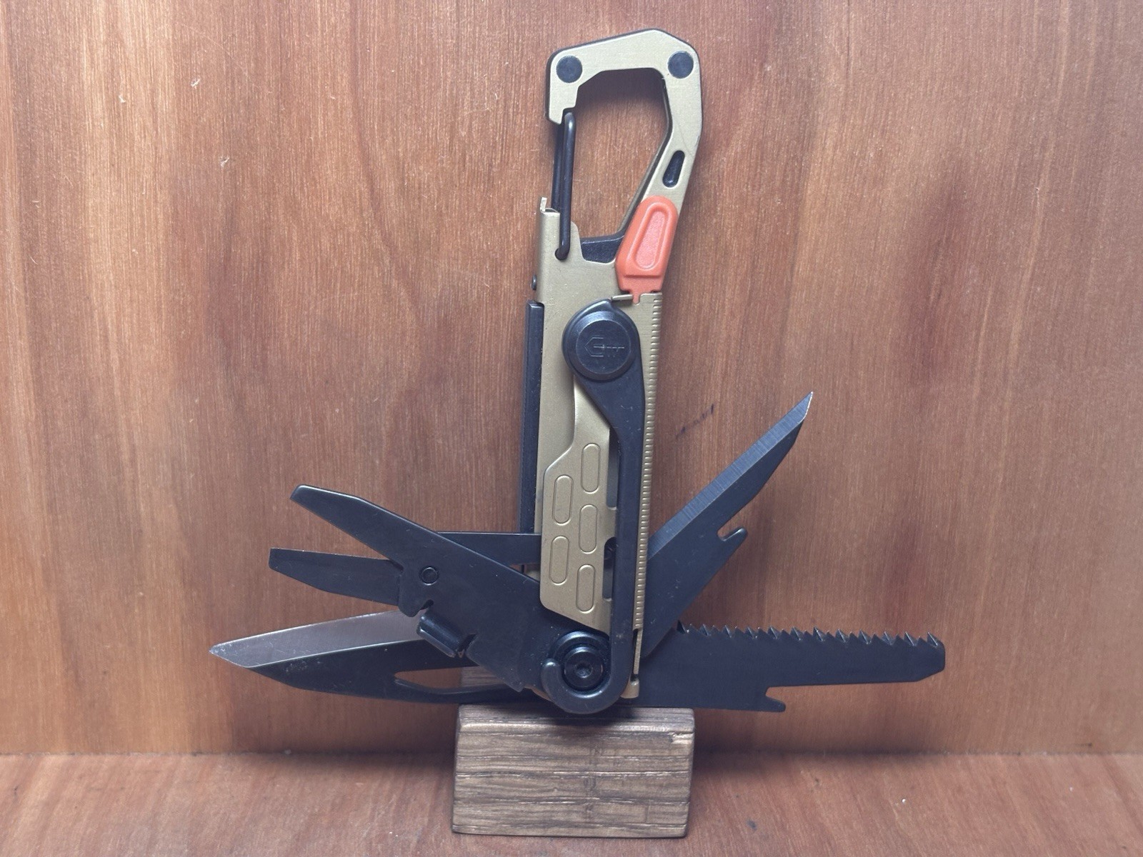 Gerber STAKE OUT Camp Tool 2.5″ Bronze Plain Blade Carabiner 11 Tools EXCELLENT!