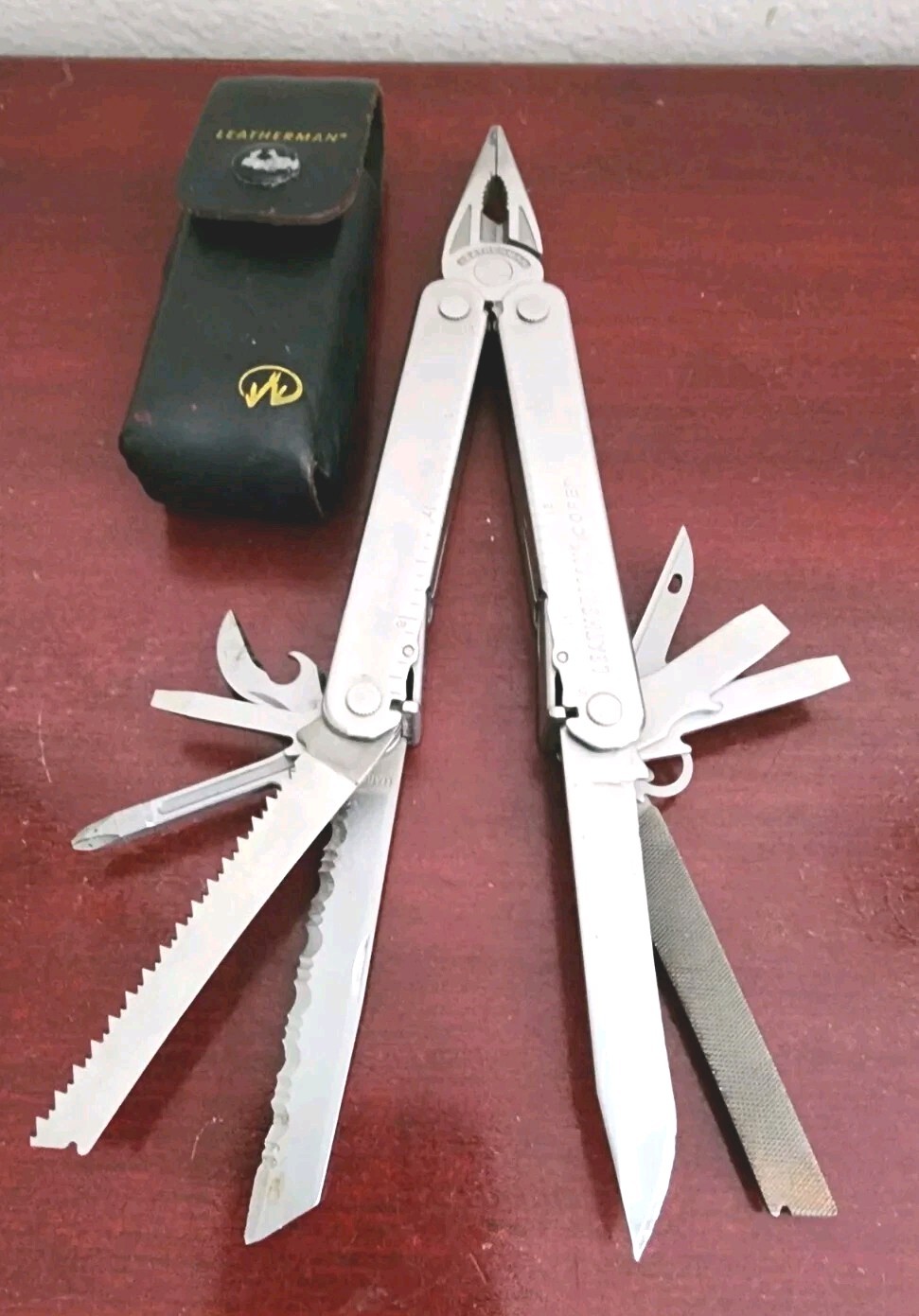 RETIRED 2008 COLLECTIBLE LEATHERMAN CORE 0908 MULTI-TOOL W/LEATHER SHEATH