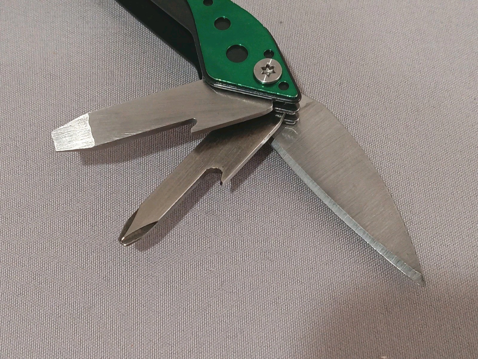 Cabela’s Multi-Tool 7-in-1 Pocket Knife Folding Pliers Stainless Green Camping