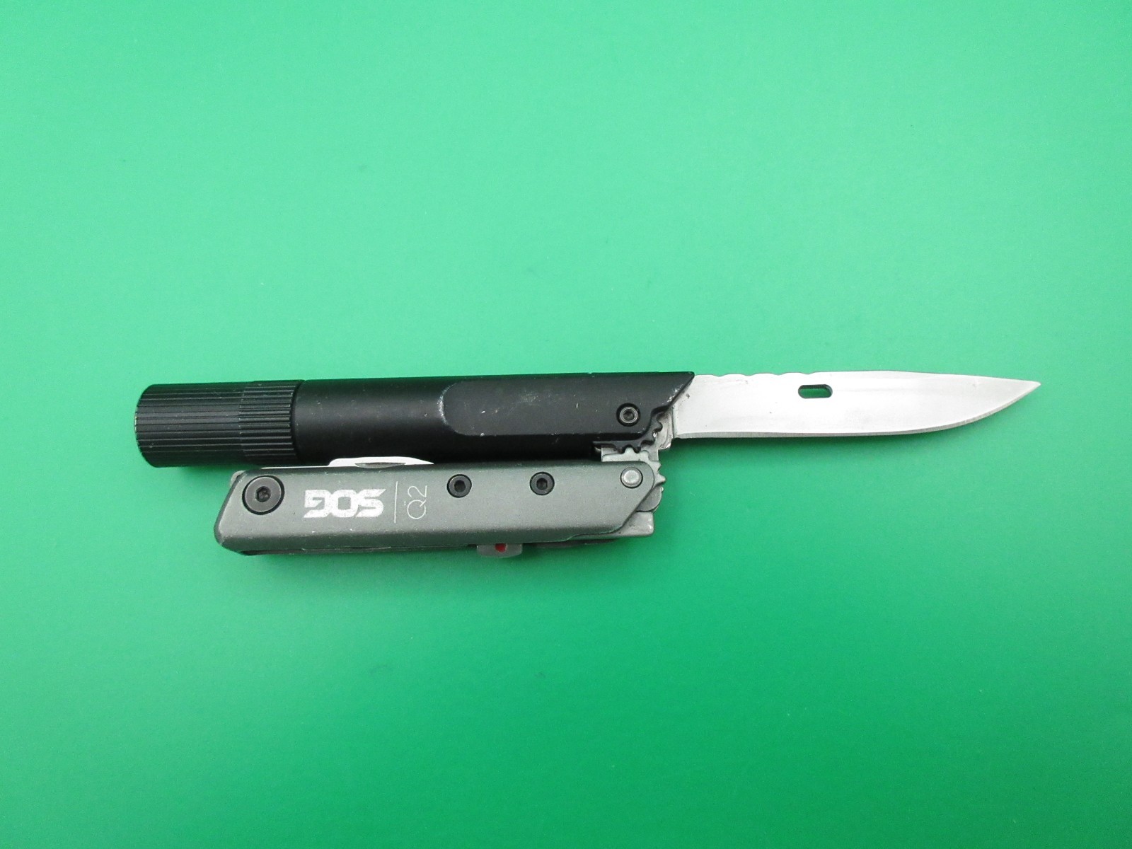 Sog Baton Q2 Multi Tool Flashlight Folding Knife Screwdriver Bottle Opener