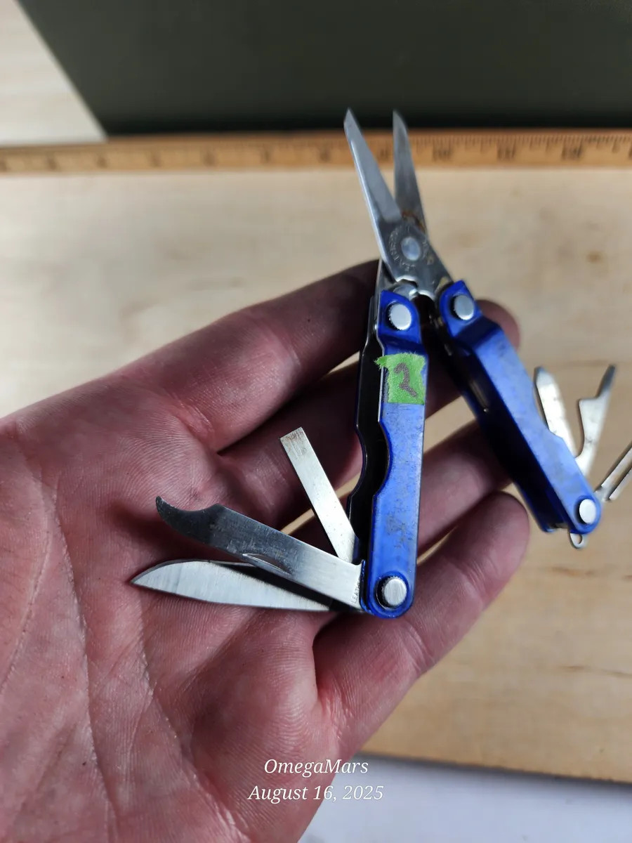 Leatherman Micra Plastic Blue #2 Light usage