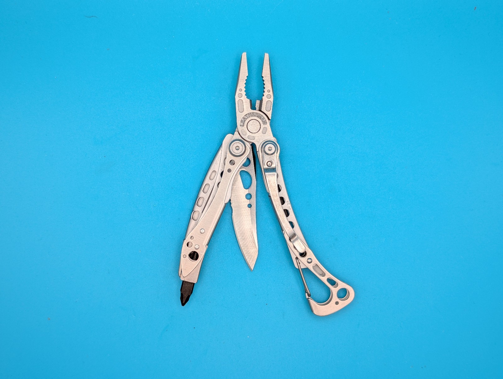 LEATHERMAN Skeletool Multi Tool – Combo Edge Blade Knife Pliers Carabiner!!!