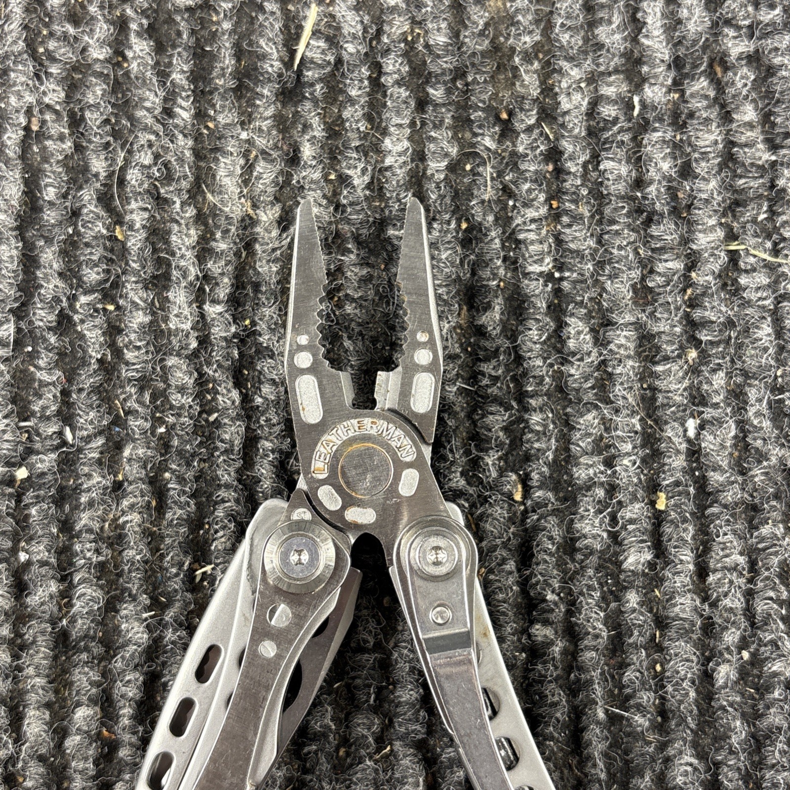 LEATHERMAN Skeletool Multi Tool – Combo Edge Blade Knife Pliers Carabiner (066)