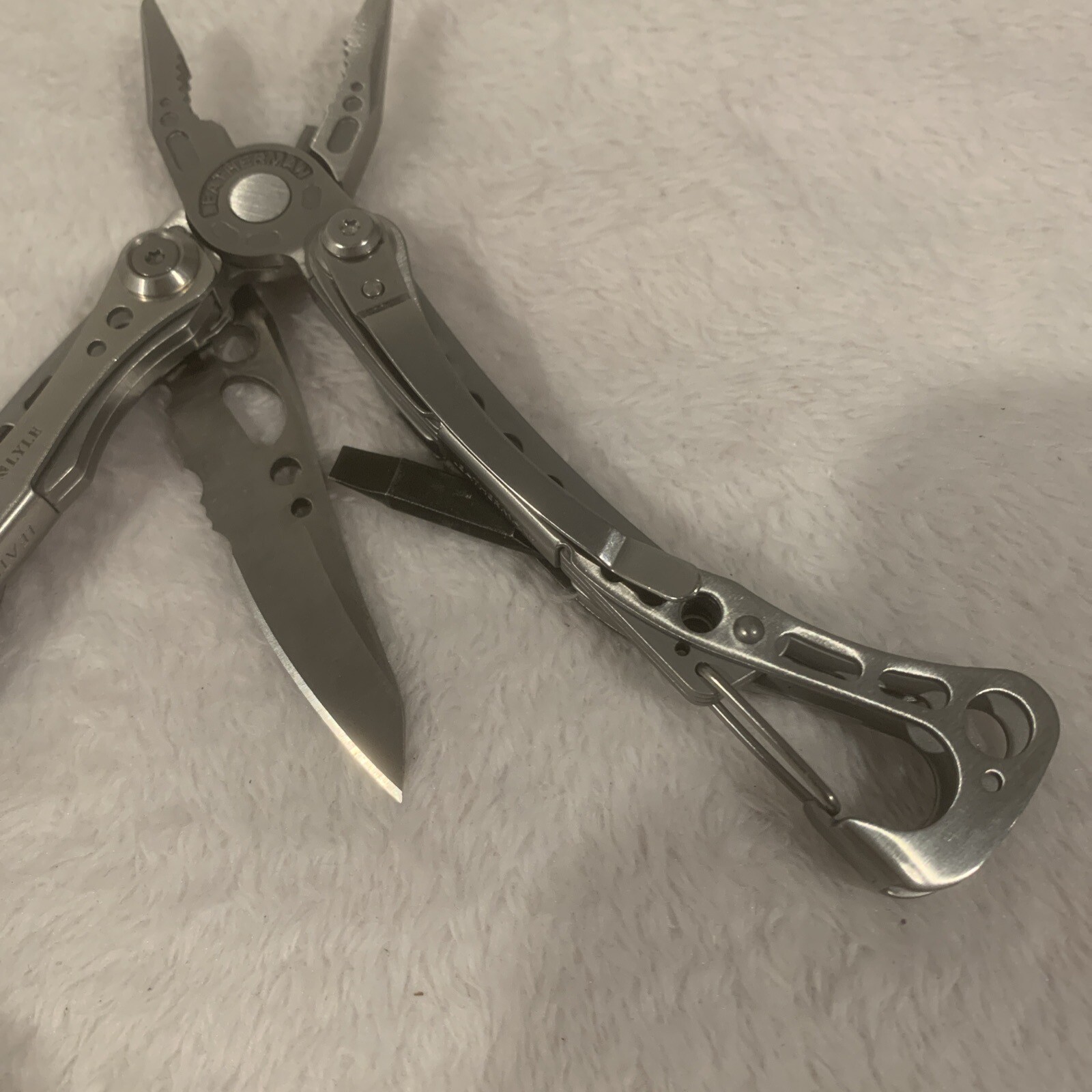 LEATHERMAN Skeletool Multi Tool – Combo Edge Blade Knife Pliers Carabiner!
