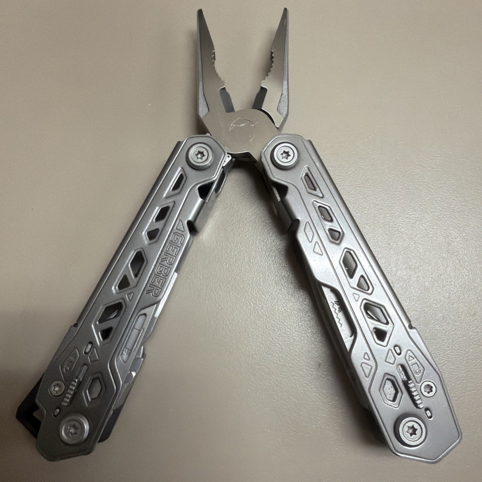 Gerber Truss 17-in-1 Multi-Tool Needle Nose Pliers with Sheath EDC Camping Gear