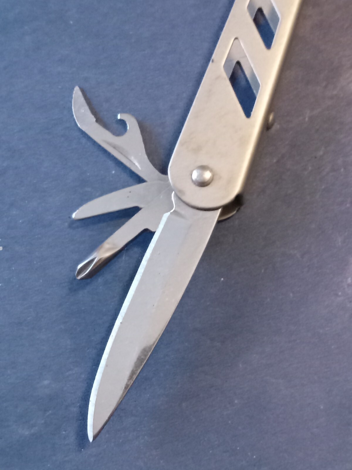 9 Multi Utility Tool No brand name. no scratches, excellent condition