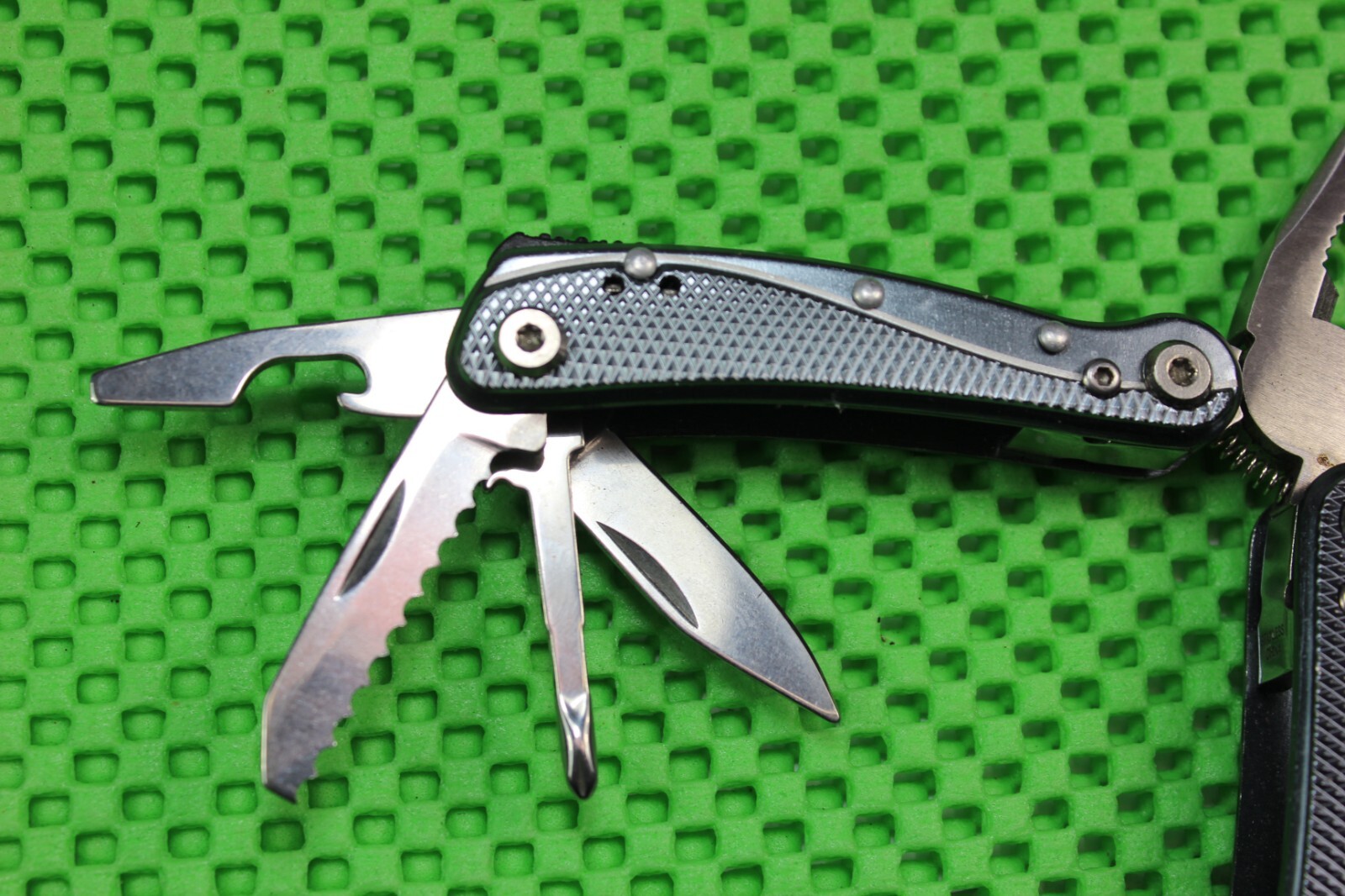 Columbia Multi-tool w/ Pliers, Blades and Light – Backpacker, Hiker and Campers