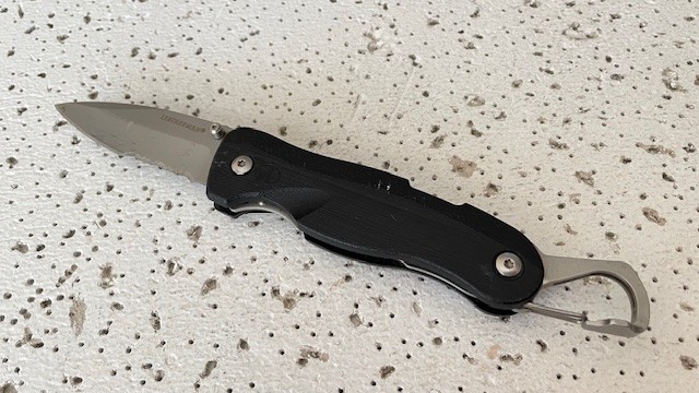 Leatherman Knife C33LX Combo Blade Folding Pocket Knife Linerlock Black Handle –
