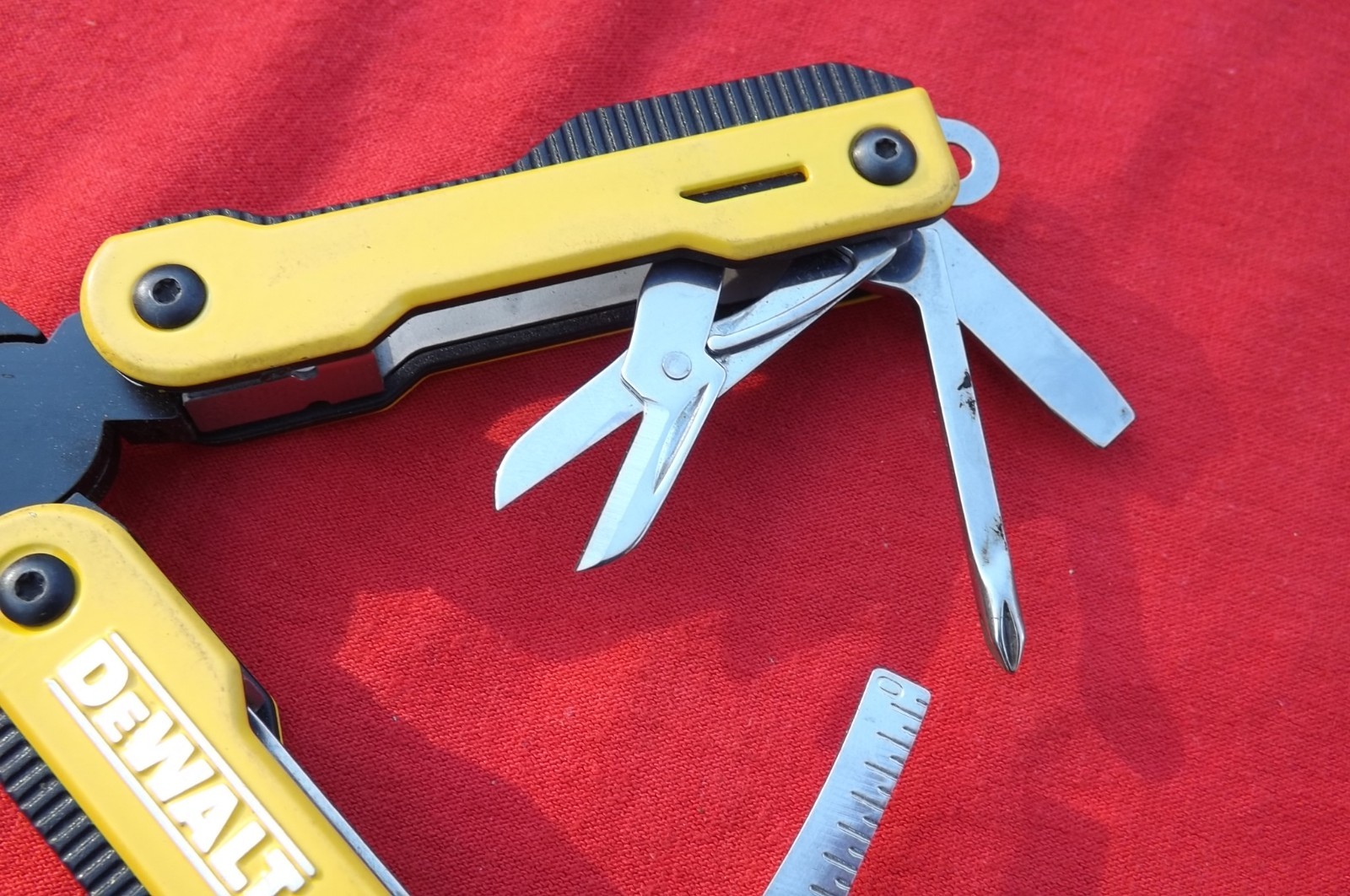 Dewalt MT16 16 in 1 Multi Tool Pocket Knife Pliers Set Stainless Steel Multitool