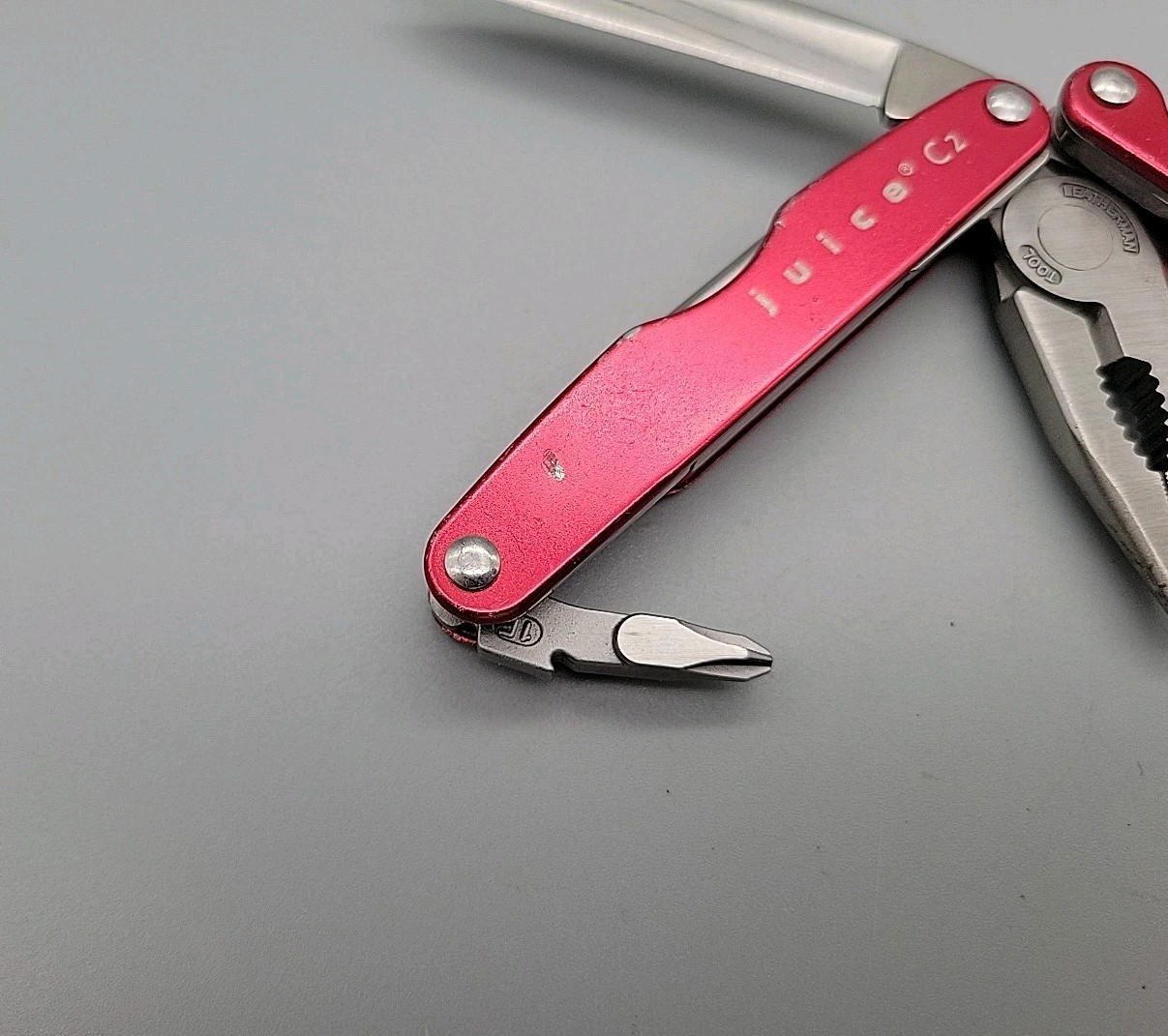 Leatherman JUICE C2 Multitool – Dated 0508 – Red – Knife, Pliers *Retired*