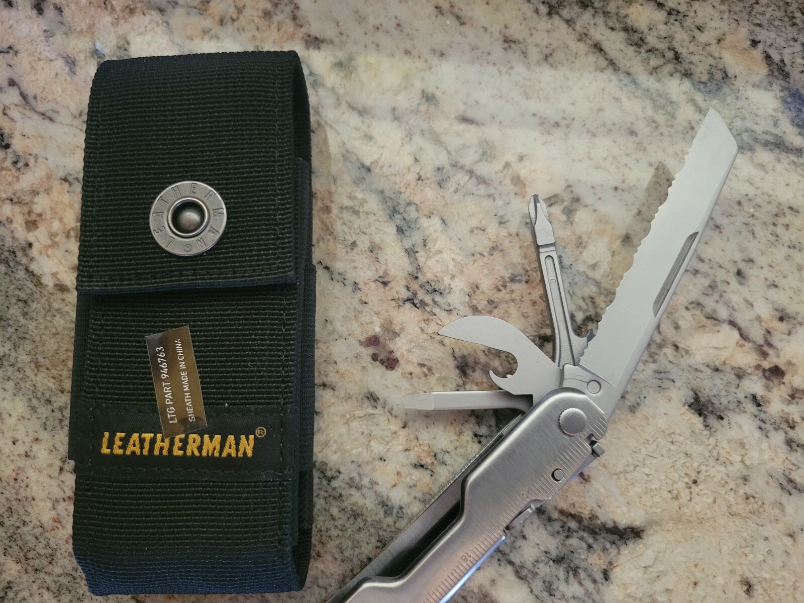 LEATHERMAN SUPER TOOL 300 Ultimate Multi Tool Stainless + Premium Nylon Sheath