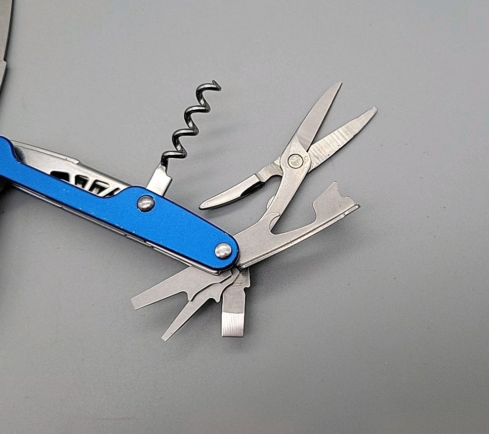 Leatherman JUICE CS4 Multi-Tool – Dated 0912 – Blue – Discontinued – Pliers