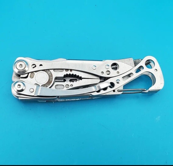 LEATHERMAN Skeletool Multi Tool – Combo Edge Blade Knife Pliers Carabiner!