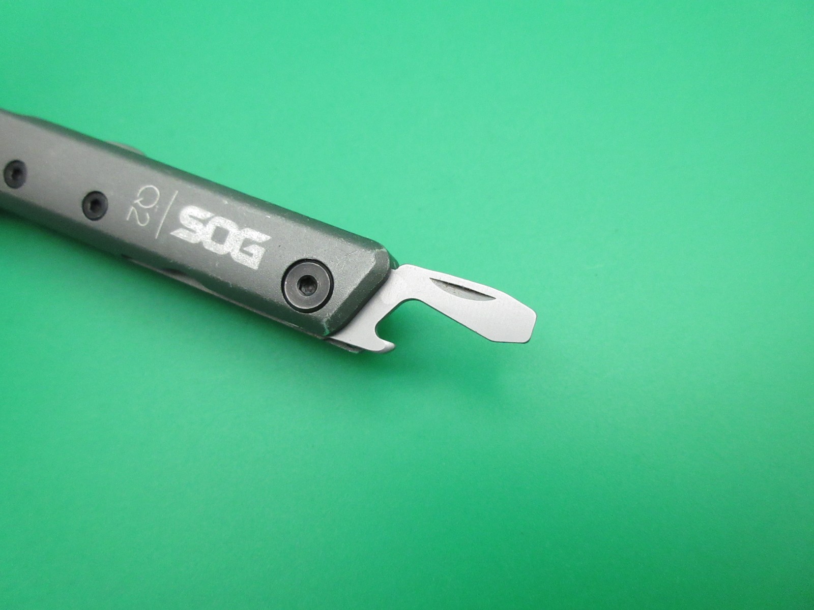 Sog Baton Q2 Multi Tool Flashlight Folding Knife Screwdriver Bottle Opener