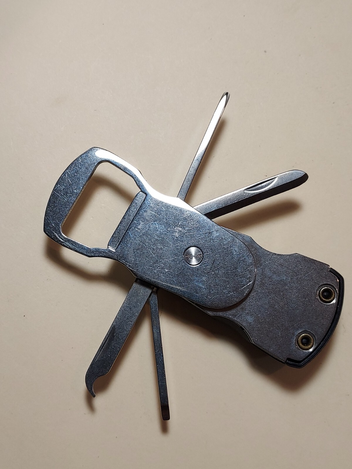 Swiss+Tech Swivel Tool 8-in-1 bottle opener multi tool – light does not work
