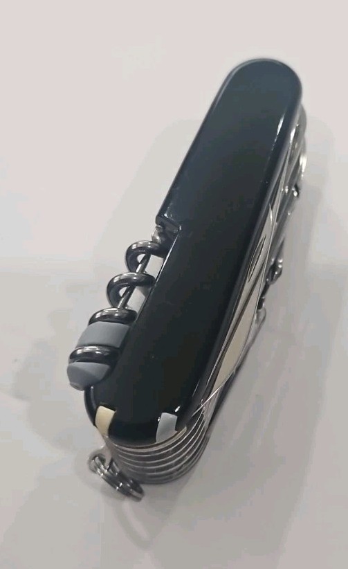 Victorinox SwissChamp Swiss Army Knife 33 Function Multi Tool Pocket Black L2