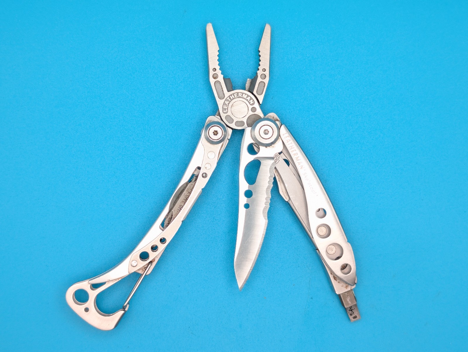 LEATHERMAN Skeletool Multi Tool – Combo Edge Blade Knife Pliers Carabiner!!!