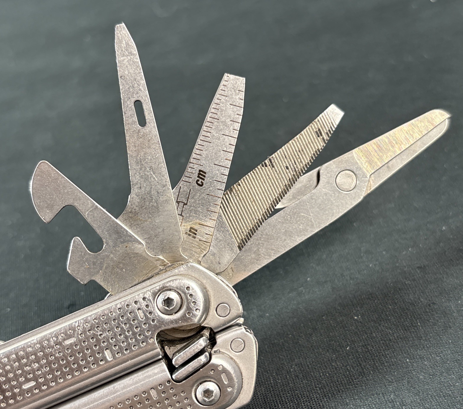 Leatherman Free P2 Multitool (READ)