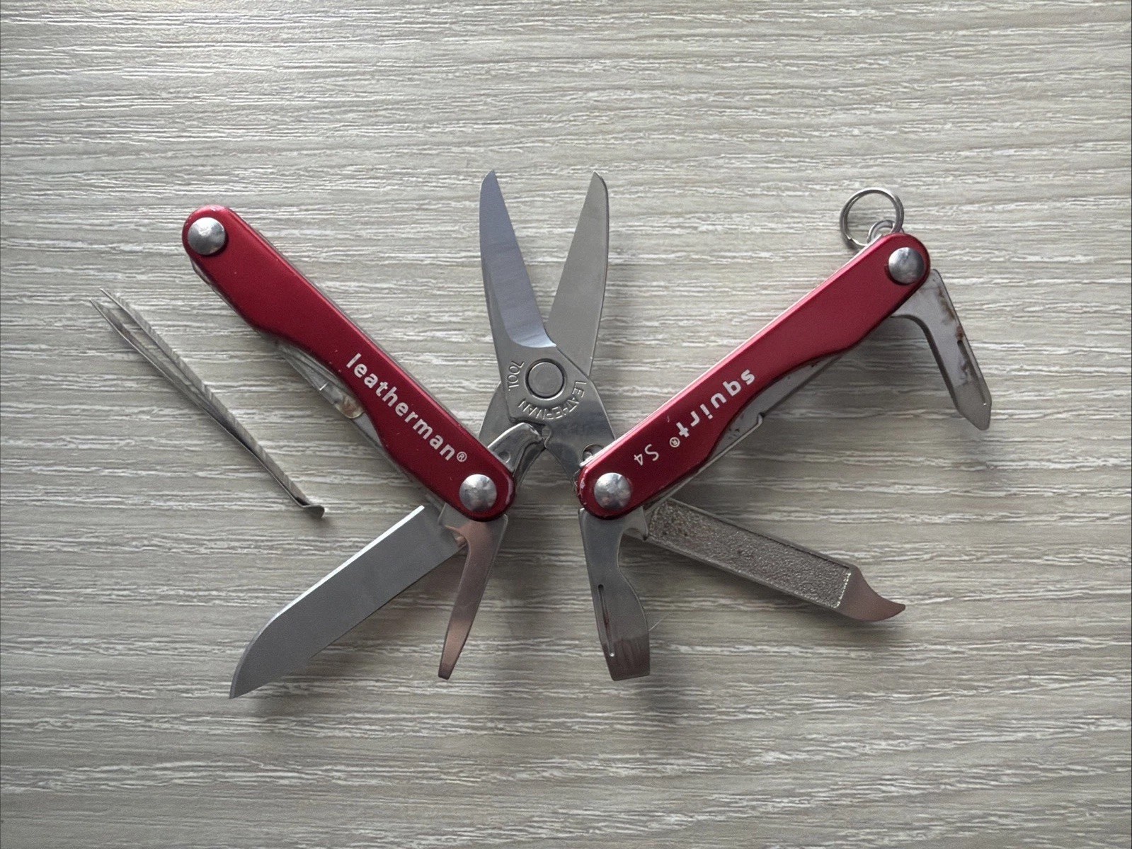 Leatherman Squirt S4 MultiTool Scissors Knife File Drivers Tweezers Red Metallic