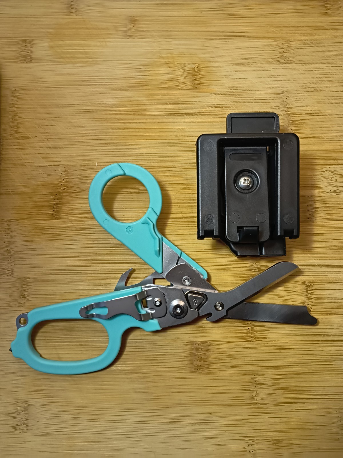6 In 1 Trauma Shears Multi Tool Compared To Raptor Turquoise Carry Case