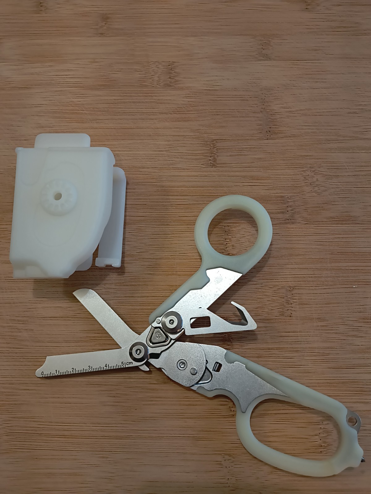 6 In 1 Trauma Shears Multi Tool Compared To Raptor Luminescent White/Carry Case