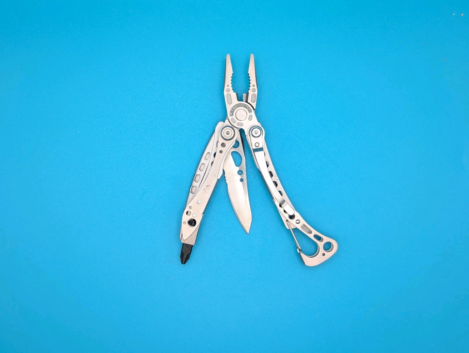 LEATHERMAN Skeletool Multi Tool – Combo Edge Blade Knife Pliers Carabiner!!!