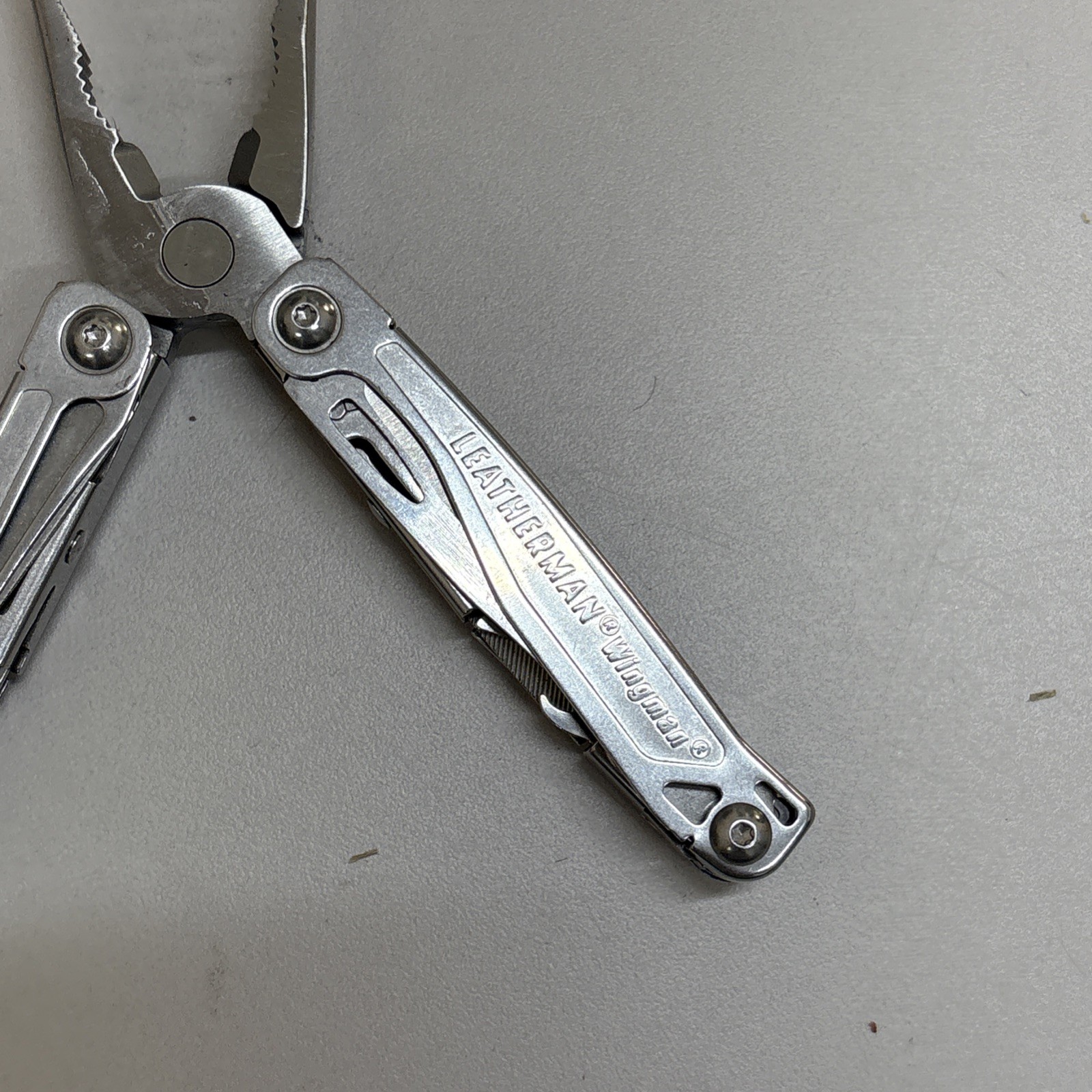 Leatherman Wingman Multitool with 14 tools Needle Nose pliers, wire cutter (038)
