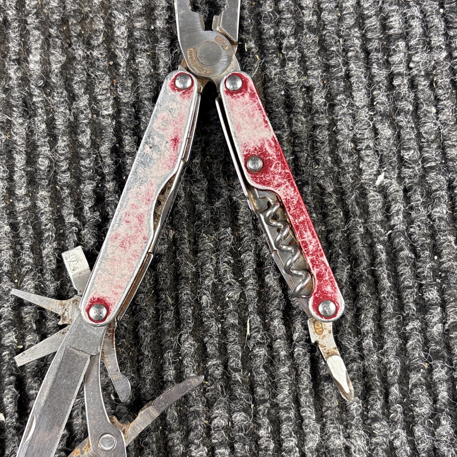 Retired LEATHERMAN Juice SC2 Inferno Red Multi-Tool Pliers (188)