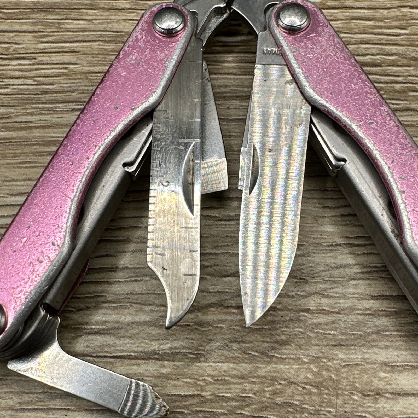 Leatherman Squirt P4 Pink Multitool Multi-Tool – Pliers Multitool 067L