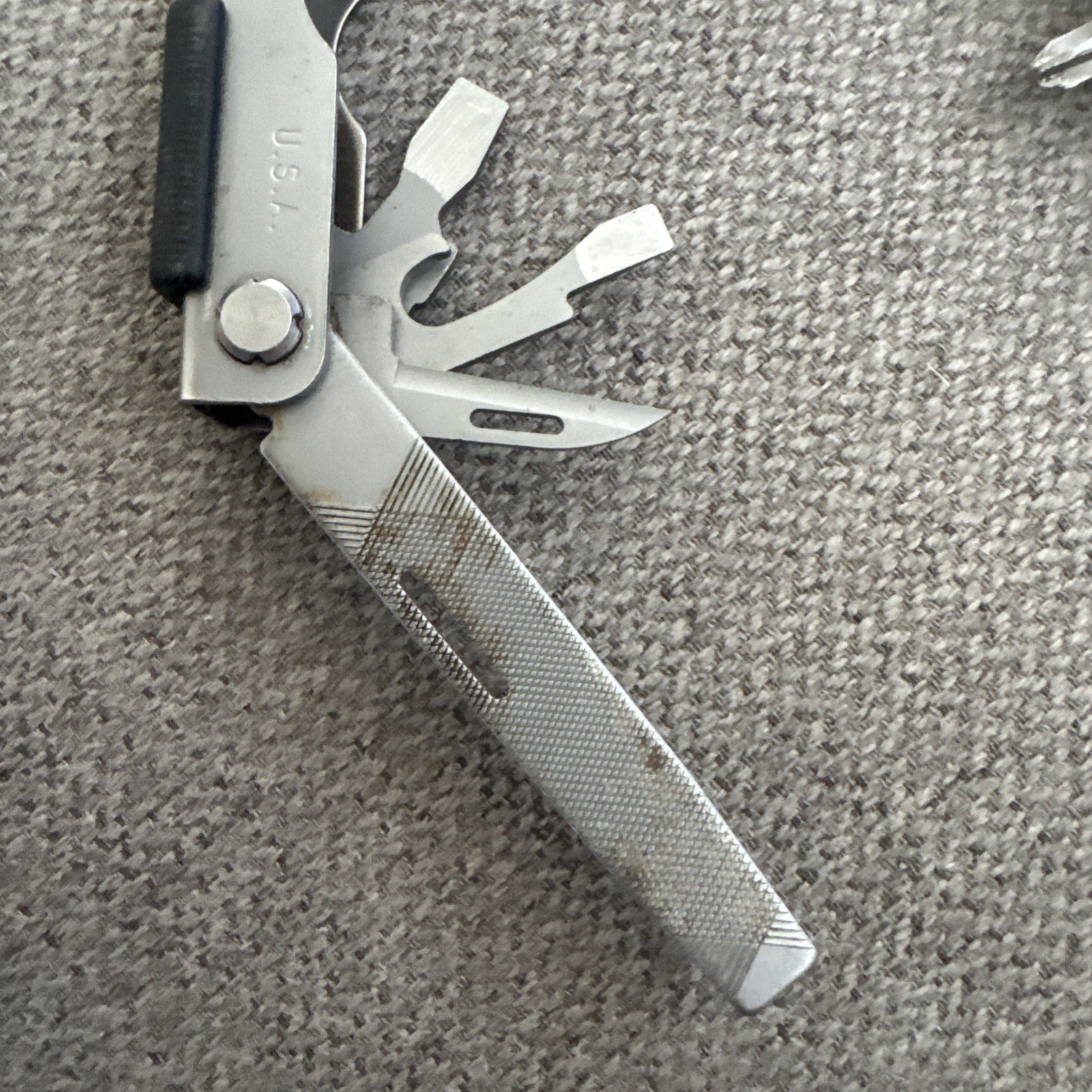 Gerber Multi-Tool MP 600 Silver & Camo carrying case Needle Nose