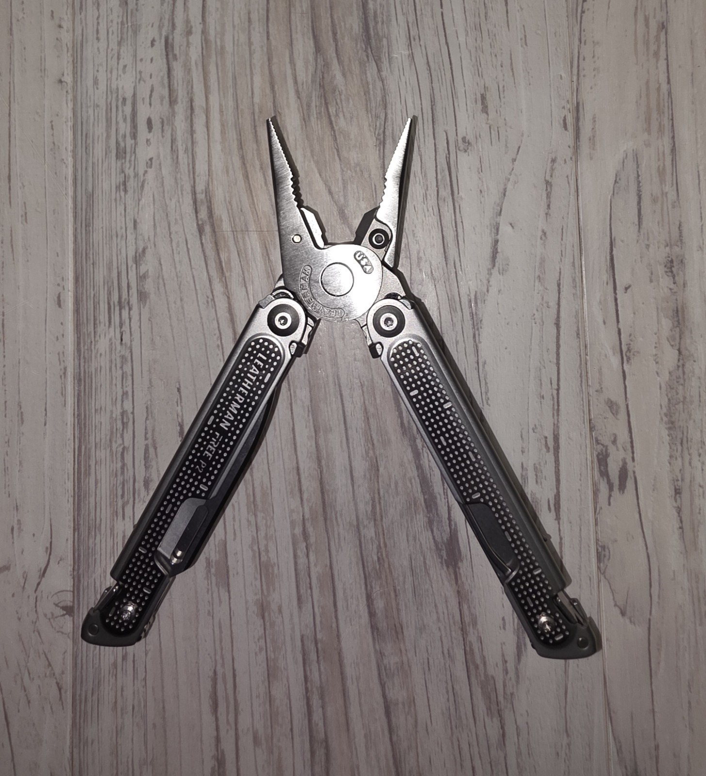 Leatherman FREE P2 Stainless Multi-Tool w/ Sheath! NEW IN BOX! -DISCONTINUED-