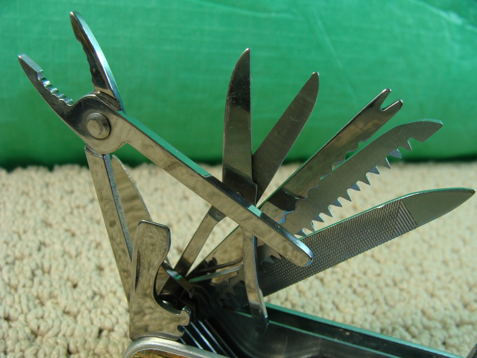 Multi-Tool Pocket Knife Case-for-Belt 6.9-oz 12-Tools Scizzors Screwdrivers