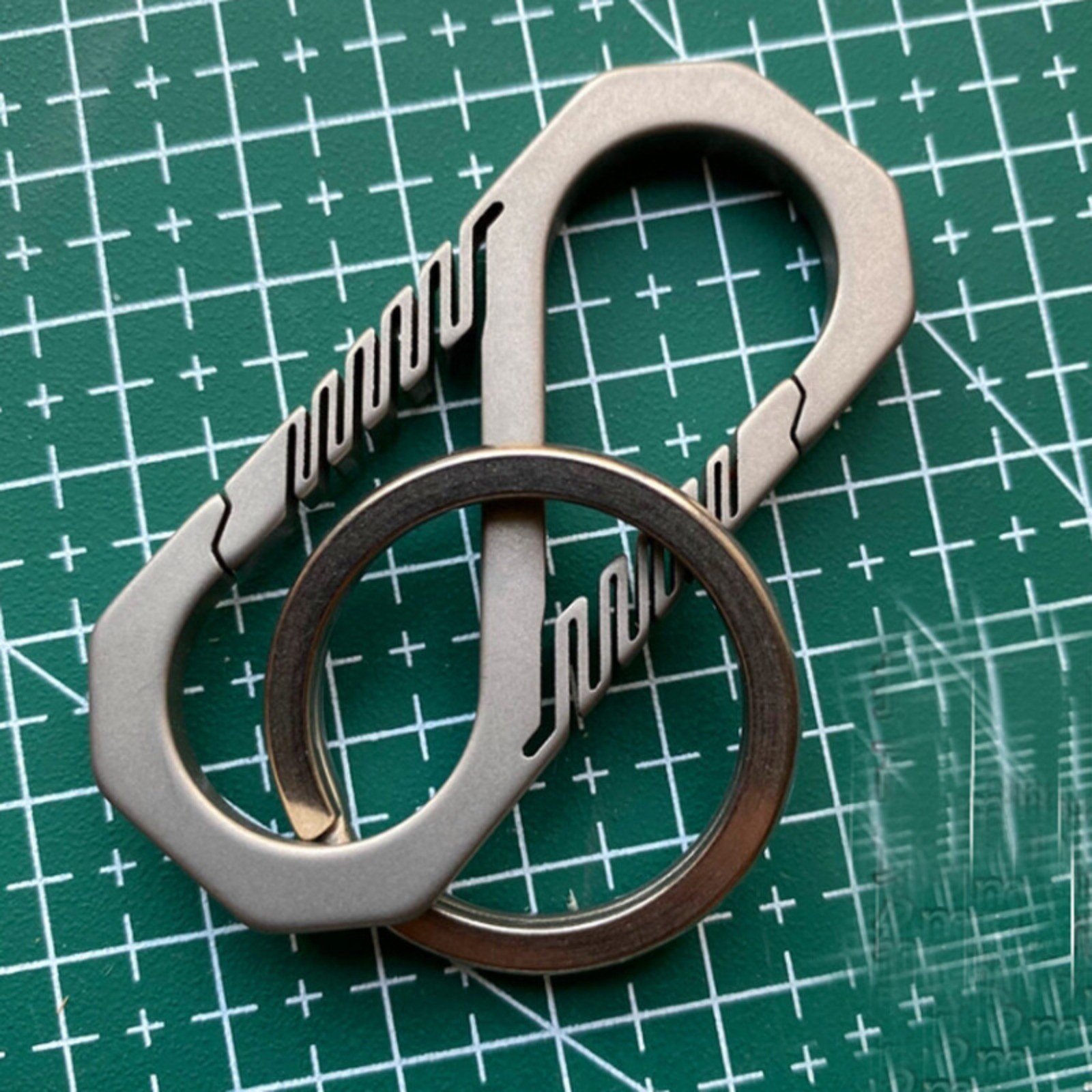 Portable Titanium Alloy Keychain +32MM Key Ring EDC Quick Hanging Buckle Tool