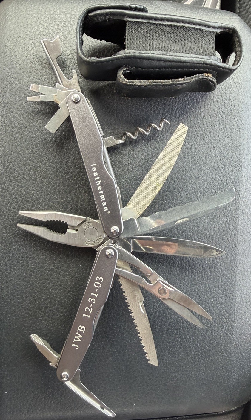 1 Leatherman XE6 JUICE Multi Tool RARE with Carey case pouch