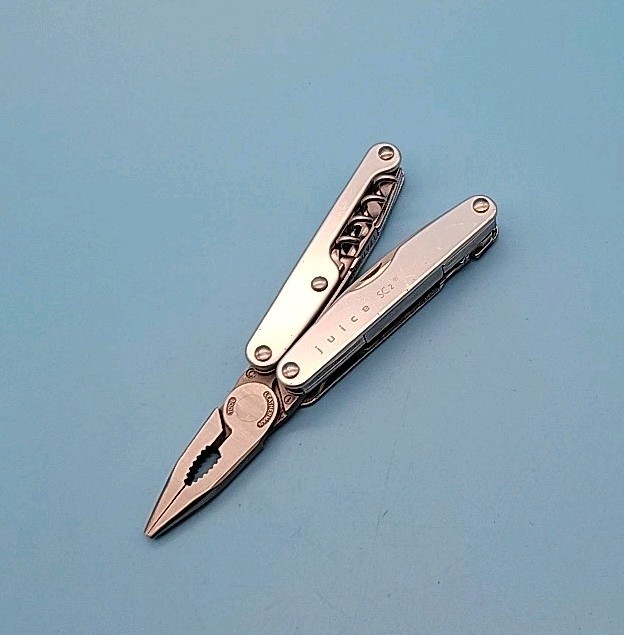 Leatherman JUICE SC2 Multi-Tool – Dated 1202- Gray – Pliers, Corkscrew
