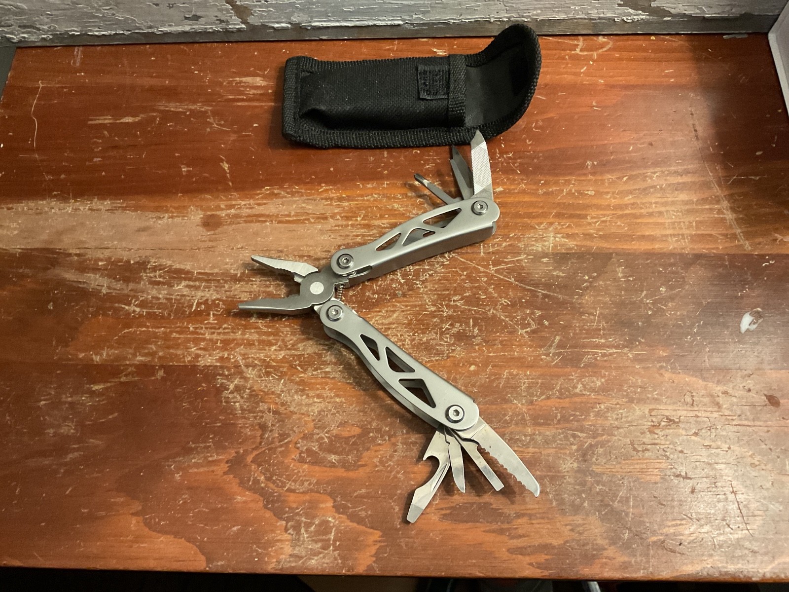 Multi Tool with 8 Separate Tools – 2 3/4” Long