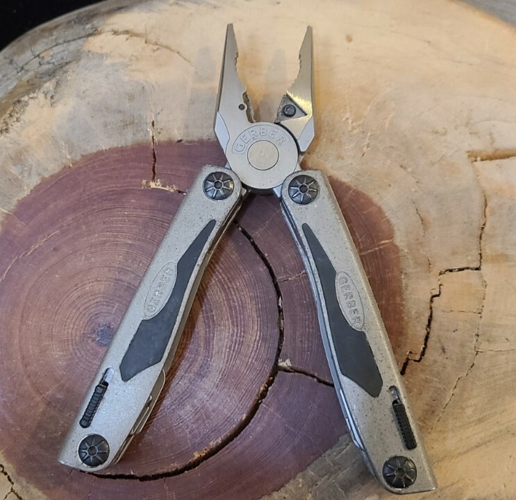 RARE Gerber MP700 Urban Legend Multi-plier- Great Condition – B80