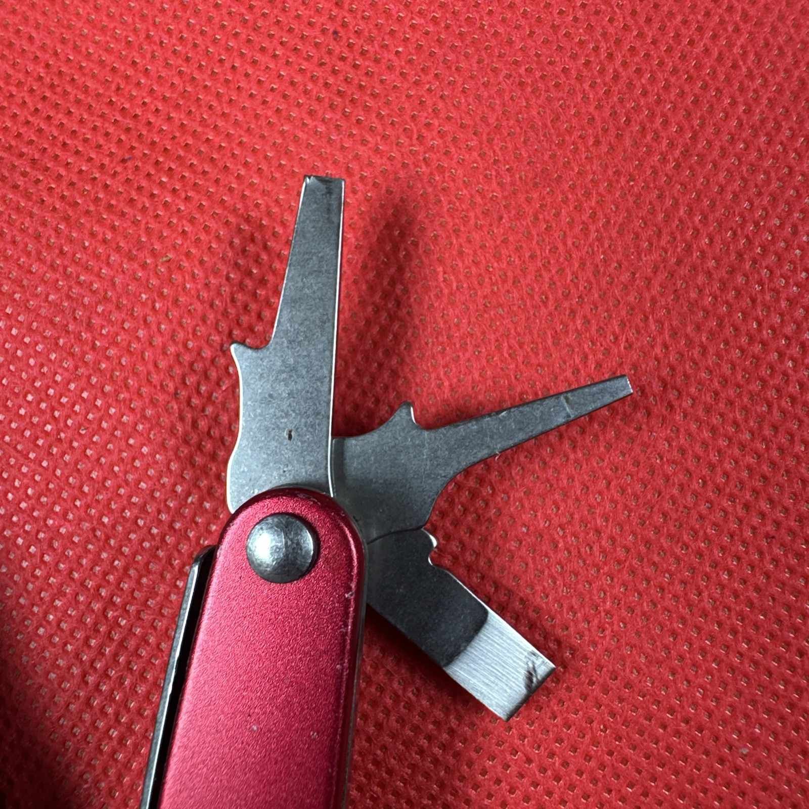 Retired Red Gen 1 Pat pending Leatherman Juice C2 Multitool + pouch.