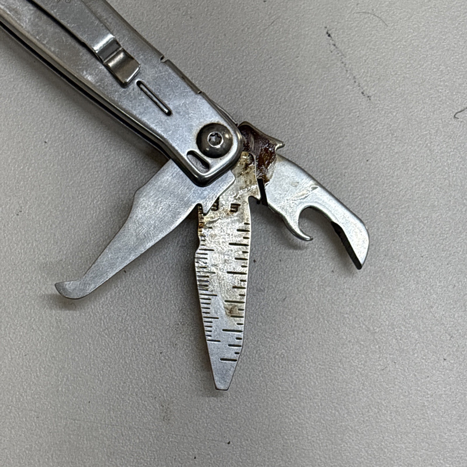 Leatherman Wingman Multitool with 14 tools Needle Nose pliers, wire cutter (036)
