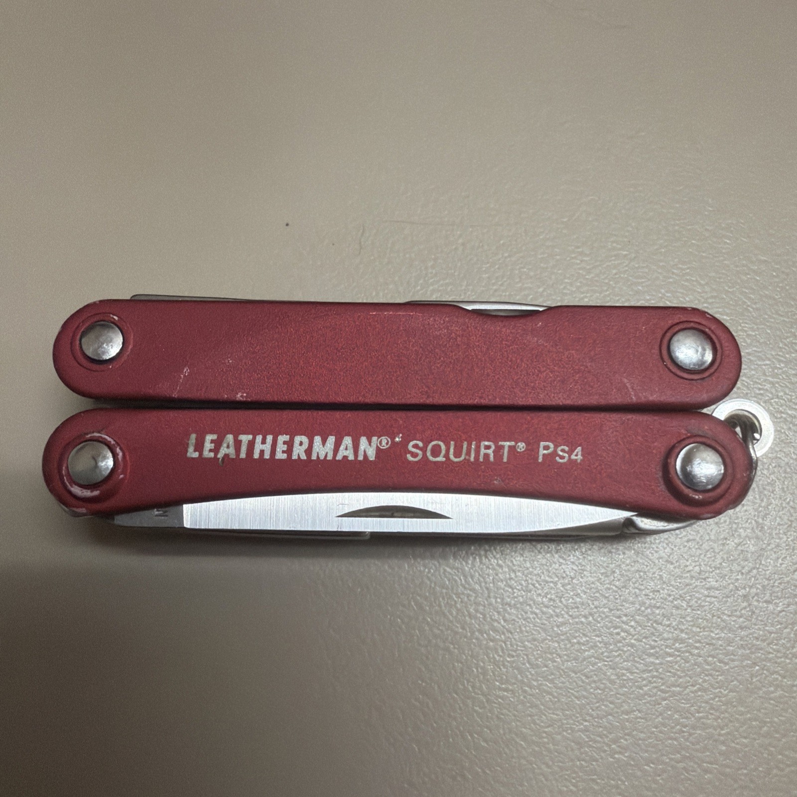 Leatherman Squirt PS4 RED – 8-in-1 Keychain Multi-Tool Discontinued (CODE15)