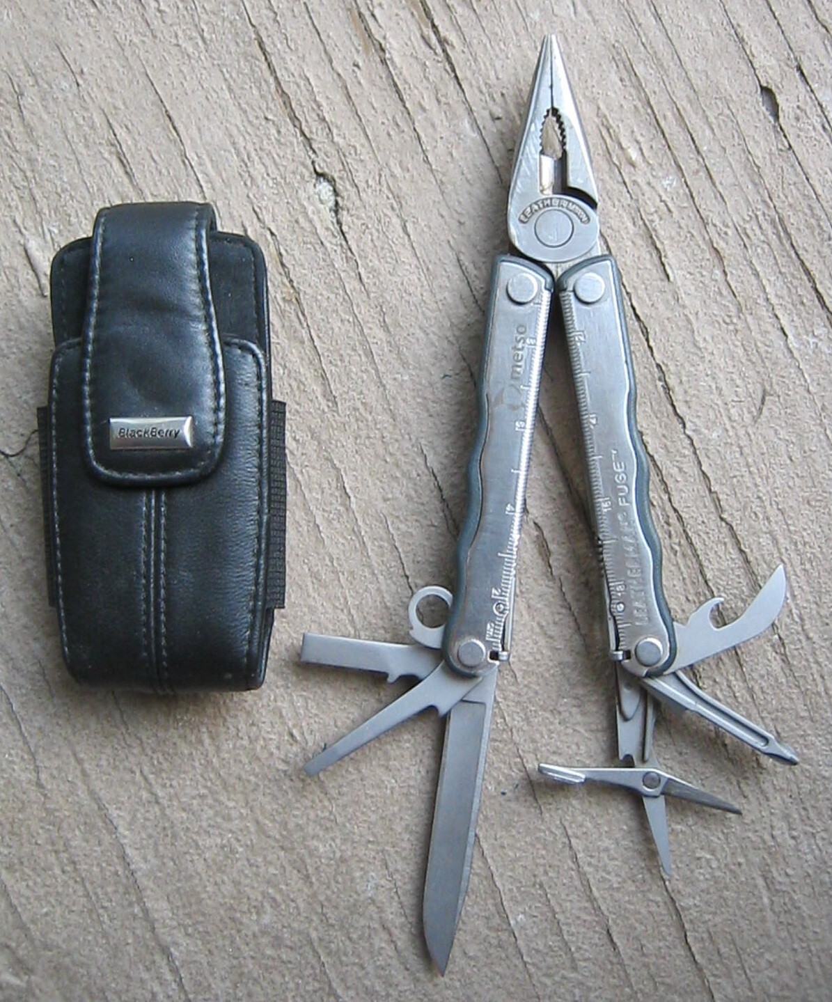 LEATHERMAN FUSE STAINLESS STEEL MULTITOOL ADVERTISING “METSO” W/BLACKBERRY POUCH