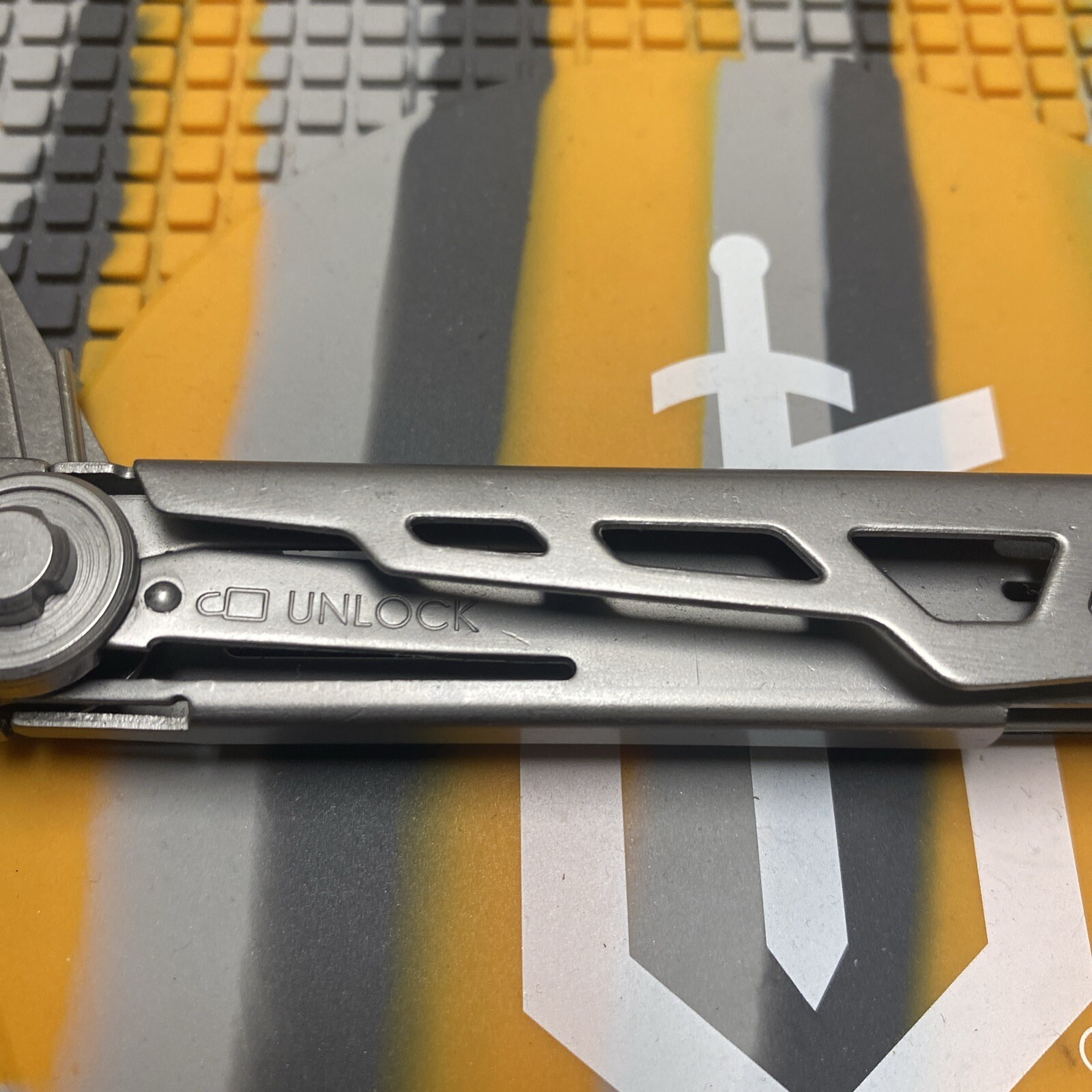 Gerber Armbar Slim Cut Multi-Tool, Knife, Scissors