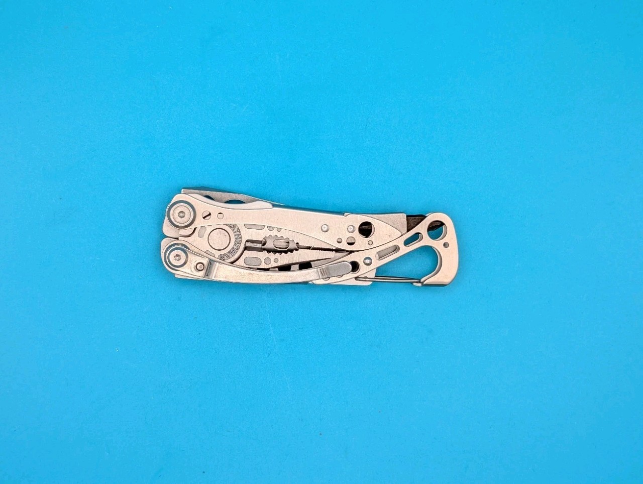 LEATHERMAN Skeletool Multi Tool – Combo Edge Blade Knife Pliers Carabiner!!!