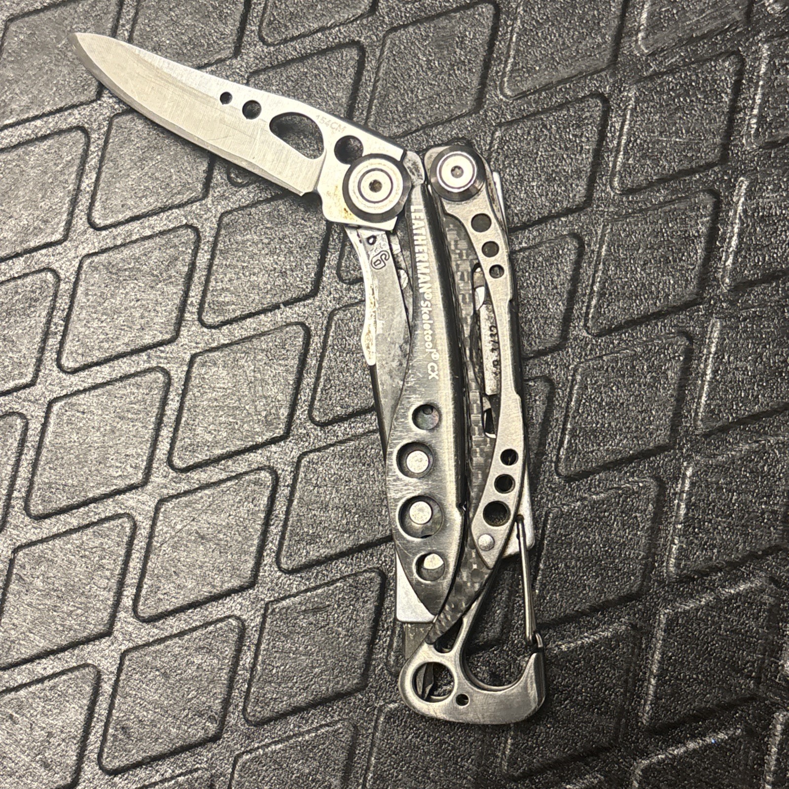 Leatherman Skeletool CX Multi-Tool Pliers Knife, Carbon Fiber