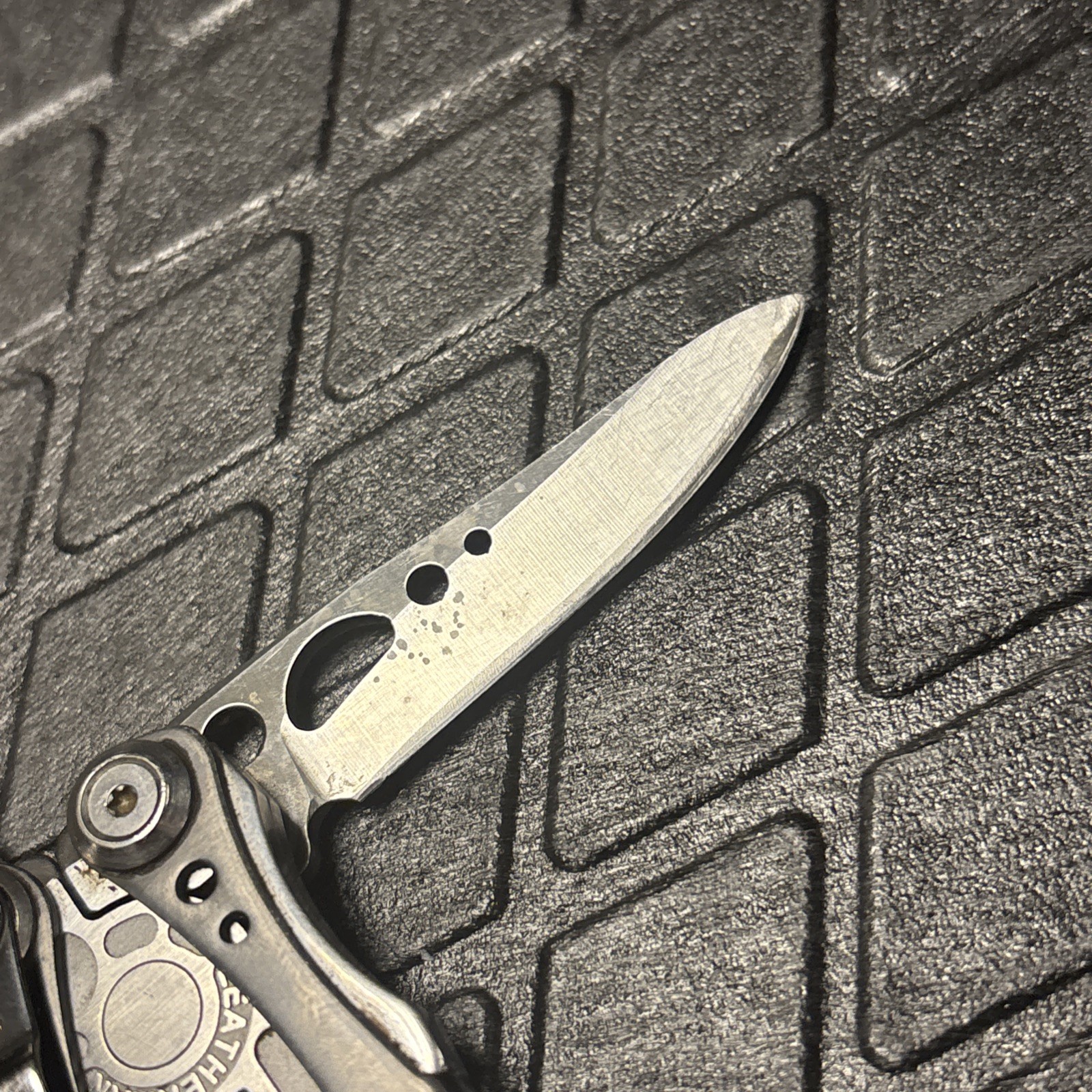 Leatherman Skeletool CX Multi-Tool Pliers Knife, Carbon Fiber