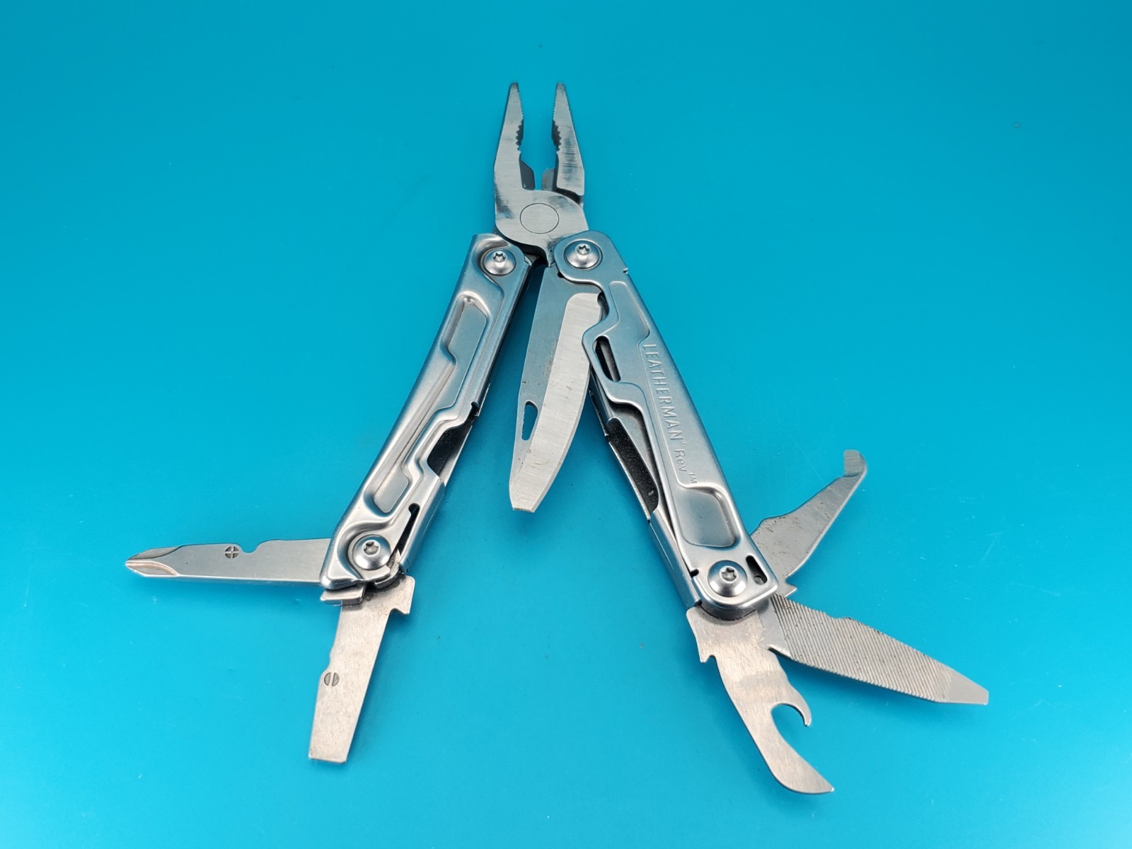 Leatherman Rev 3.8″ Multi-Tool, Stainless! *CHIPPED BLADE TIP*